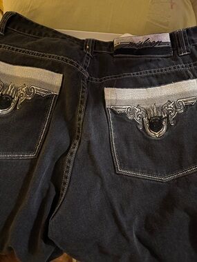 Men's Black Embroidered Back-Pocket Jeans shorts